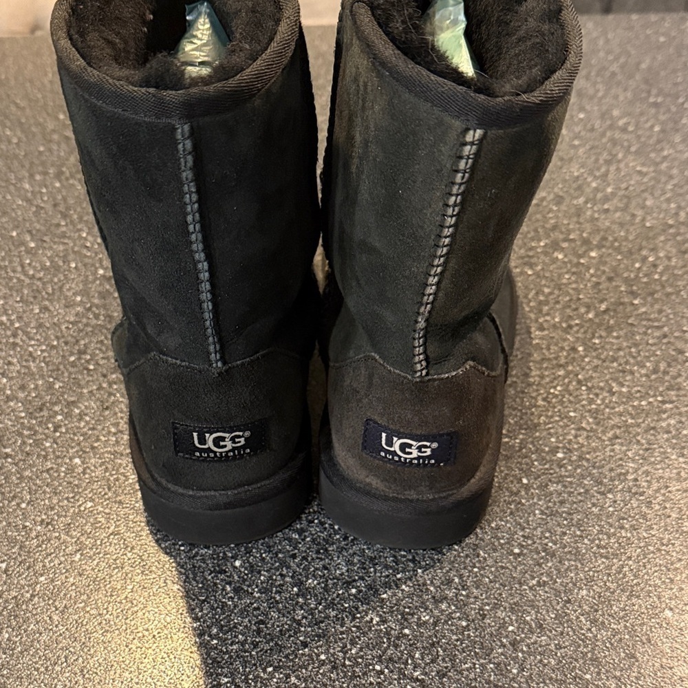 UGG Women's Black Classic Short II Winter Boots - size 6 - Picture 6 of 8